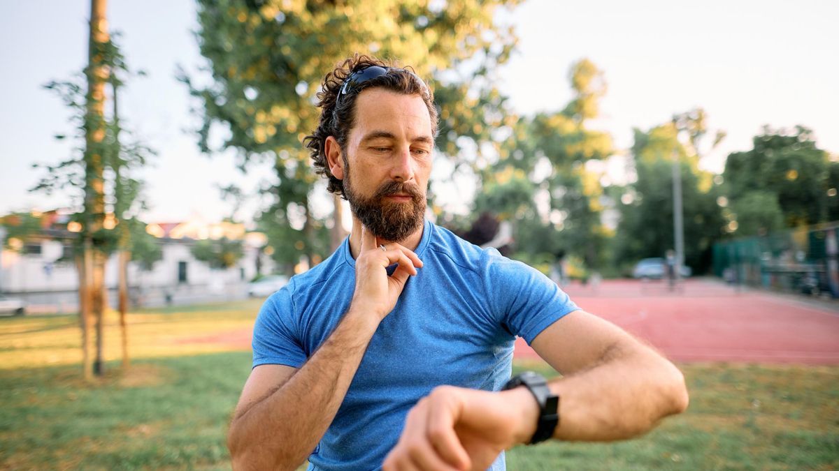 Un corredor mide sus pulsaciones tras un entrenamiento