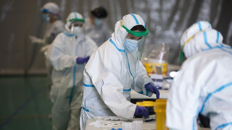 Sanitarios trabajando durante las pruebas de cribado de COVID-19