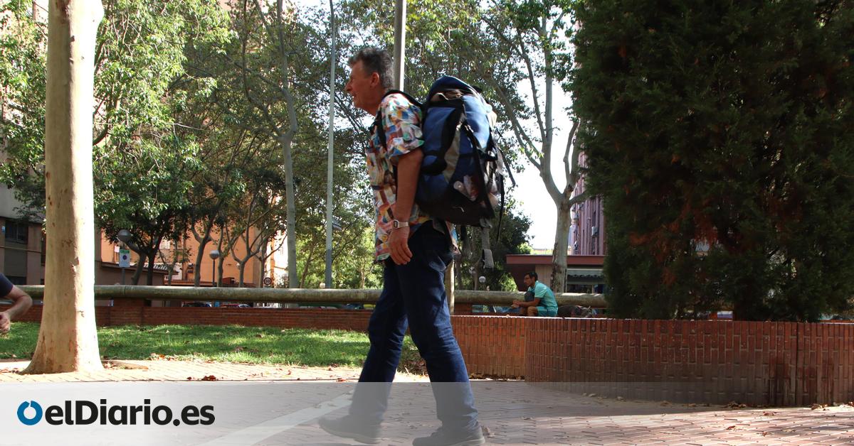 Caminar 15 km diarios por Barcelona hasta que se hace de noche, la rutina diaria de una persona sin hogar: “Intento ser fuerte”