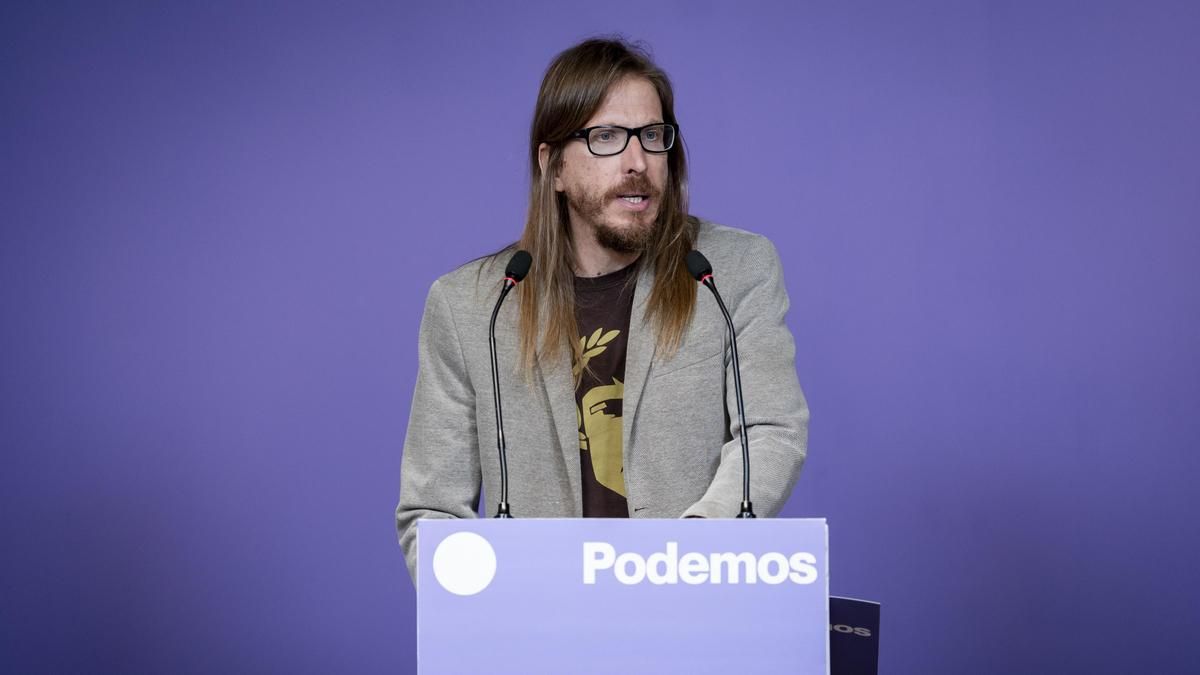 El secretario de Organización y portavoz de Podemos, Pablo Fernández, durante una rueda de prensa