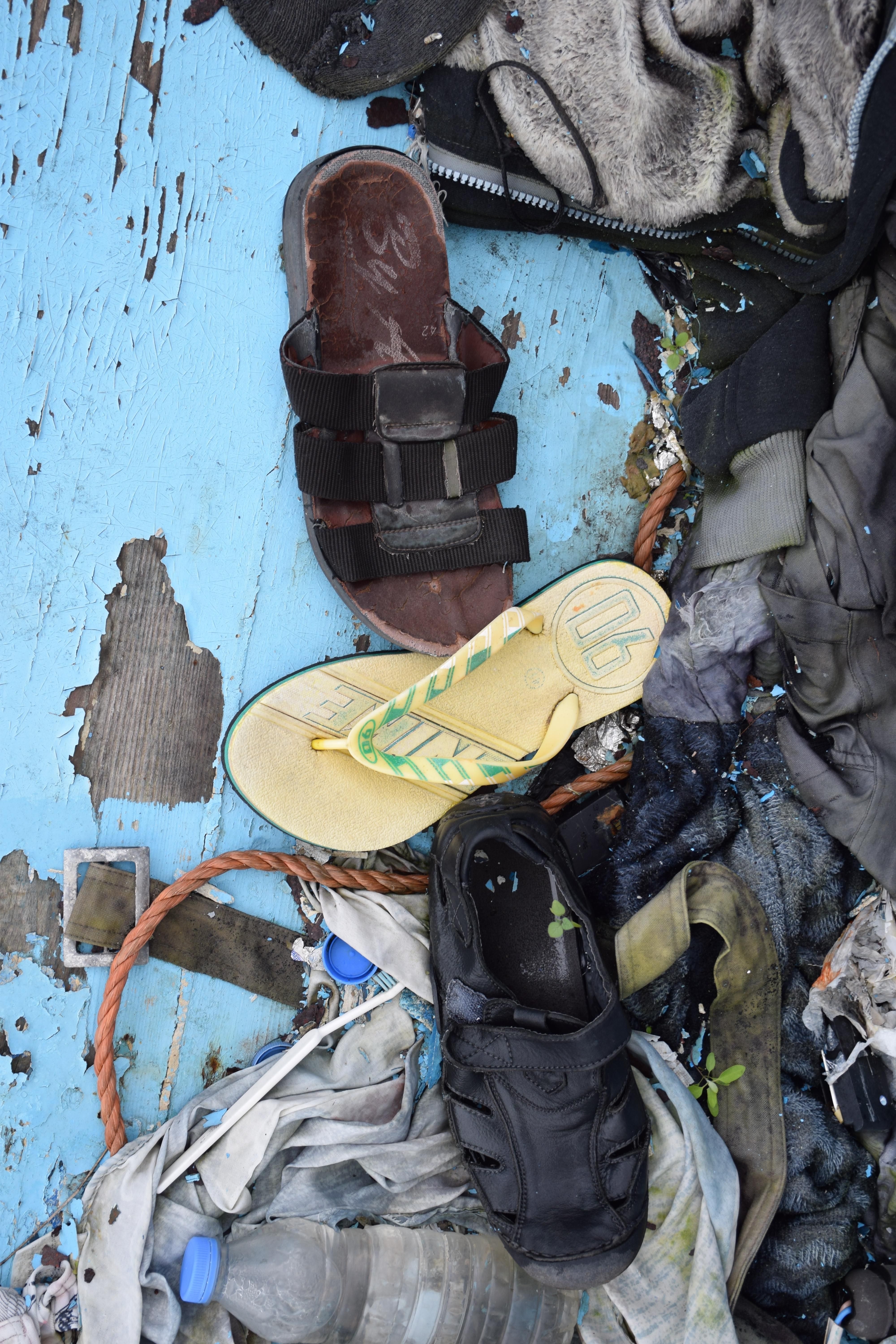 Sandalias que en su día pertenecieron a algunos de los migrantes que consiguieron llegar al puerto italiano de Pozzalllo y que ahora quedan olvidadas en los barcos decomisados. //Luca Visone/MSF