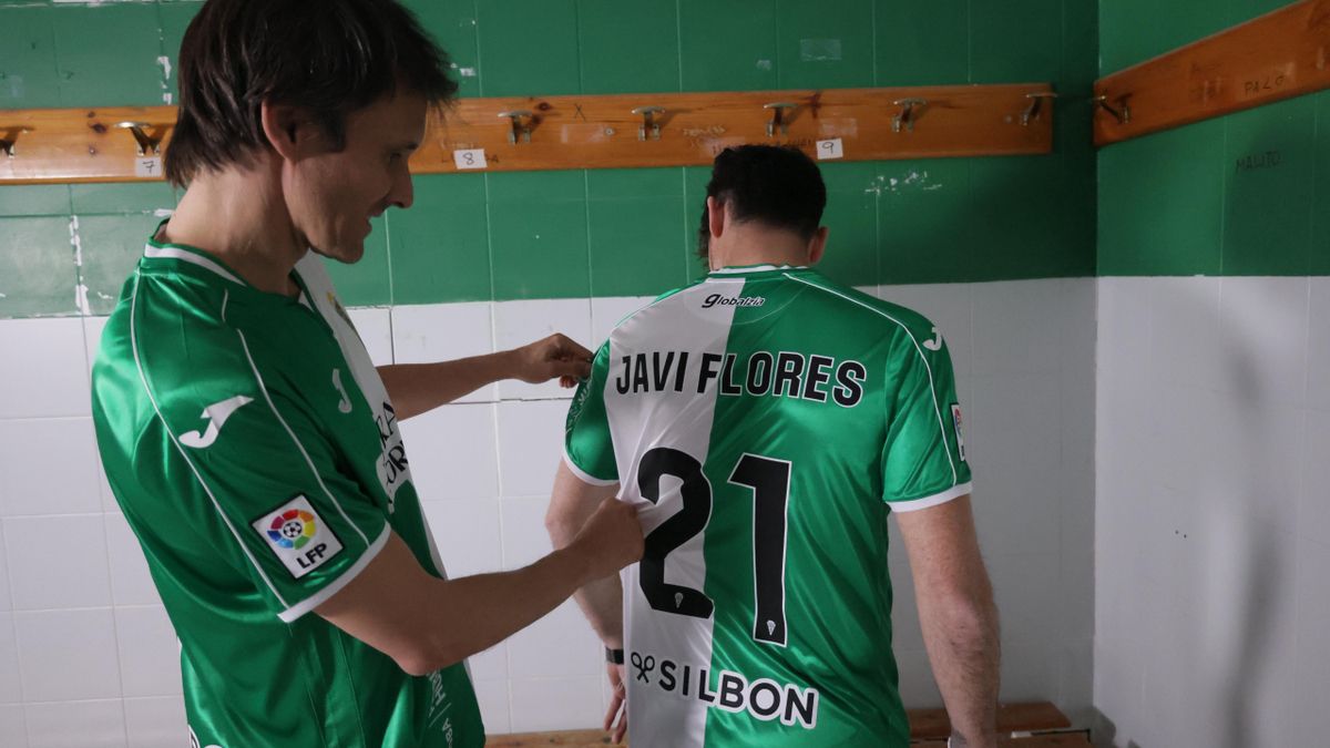 Javi Flores y Asen con la nueva camiseta
