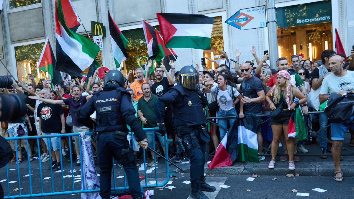 Manifetantes protestan en la última etapa de La Vuelta.