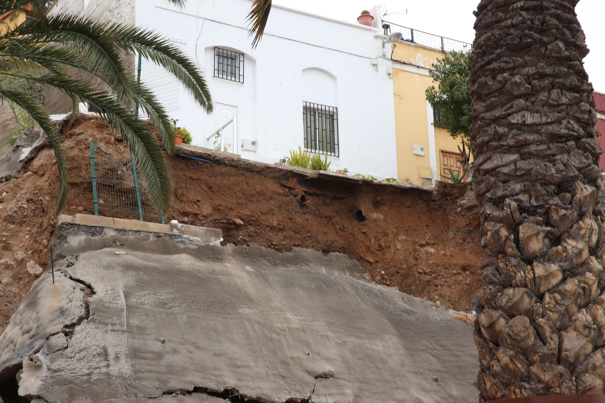 Así se encuentra el paseo de Chil tras el derrumbe de esta madrugada
