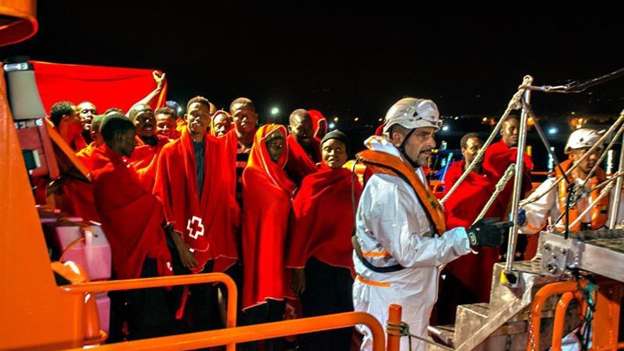 Trasladan al hospital a tres inmigrantes heridos de un grupo de 55