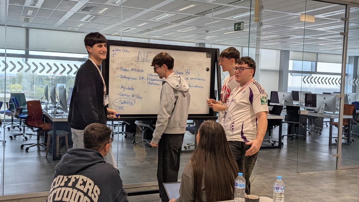 Alumnos de ingeniería informática de la UCLM planificando un proyecto para mejorar la salud en el medio rural