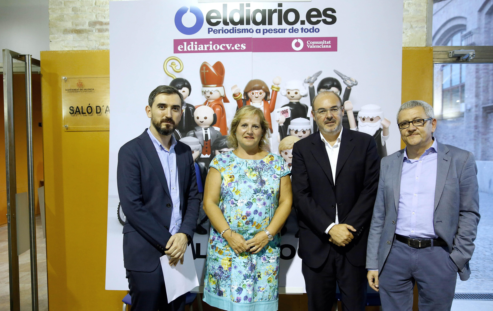 Eusebio Monzó y Maria Àngels Ramon-Llin junto a Ignacio Escolar y Adolf Beltran
