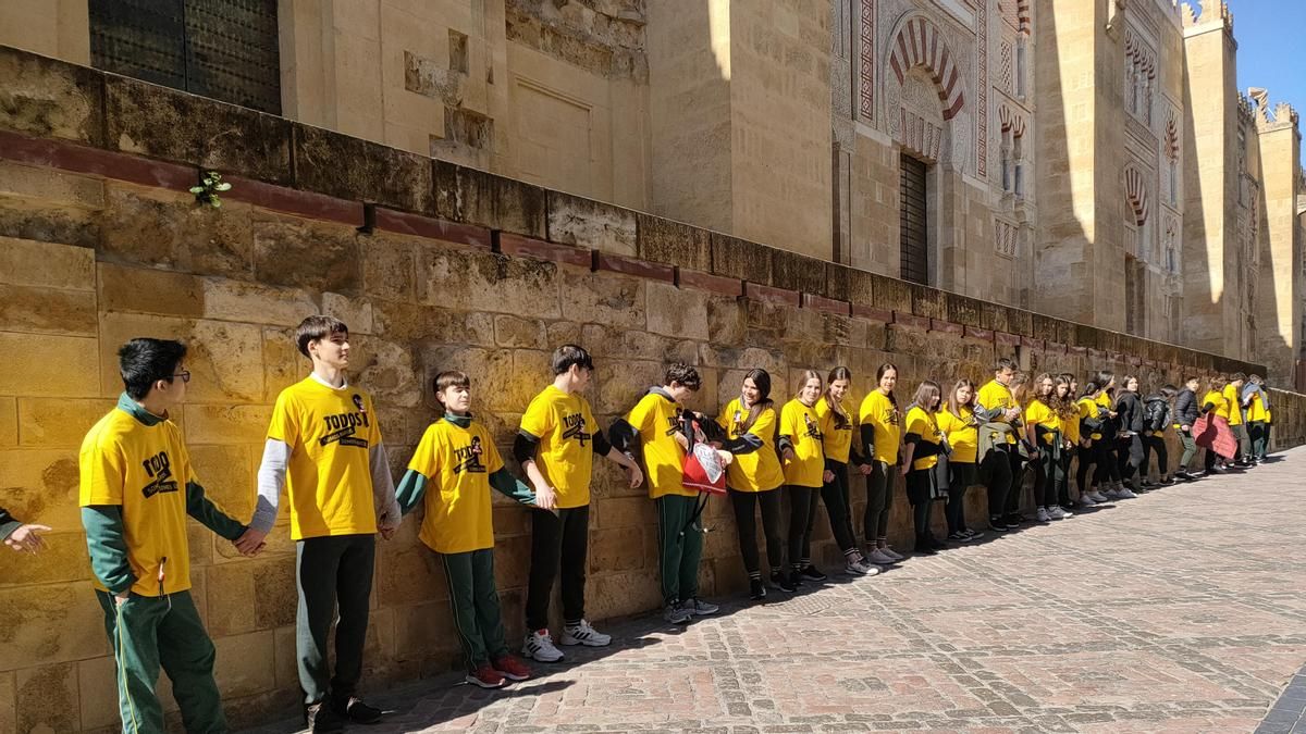 'Abrazo' a la Mezquita de Córdoba para visibilizar las enfermedades raras.