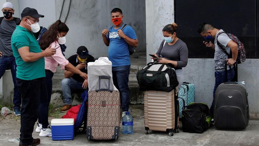 Un grupo de ciudadanos nicaragüenses fue registrado este miércoles en la Terminal Nacional de Transporte de Ciudad de Panamá (Panamá), donde esperan poder regresar a su país enmedio de la pandemia del COVID-19.