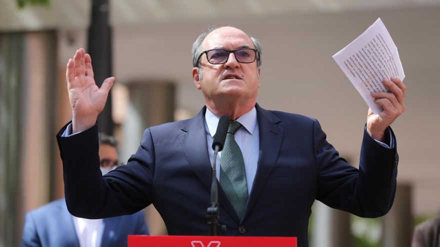 El candidato del PSOE a la Presidencia de la Comunidad de Madrid, Ángel Gabilondo, interviene durante un acto campaña, a 19 de abril de 2021, en Alcobendas, Madrid, (España). La candidata a la reelección en las elecciones madrileñas, Isabel Díaz Ayuso, du
