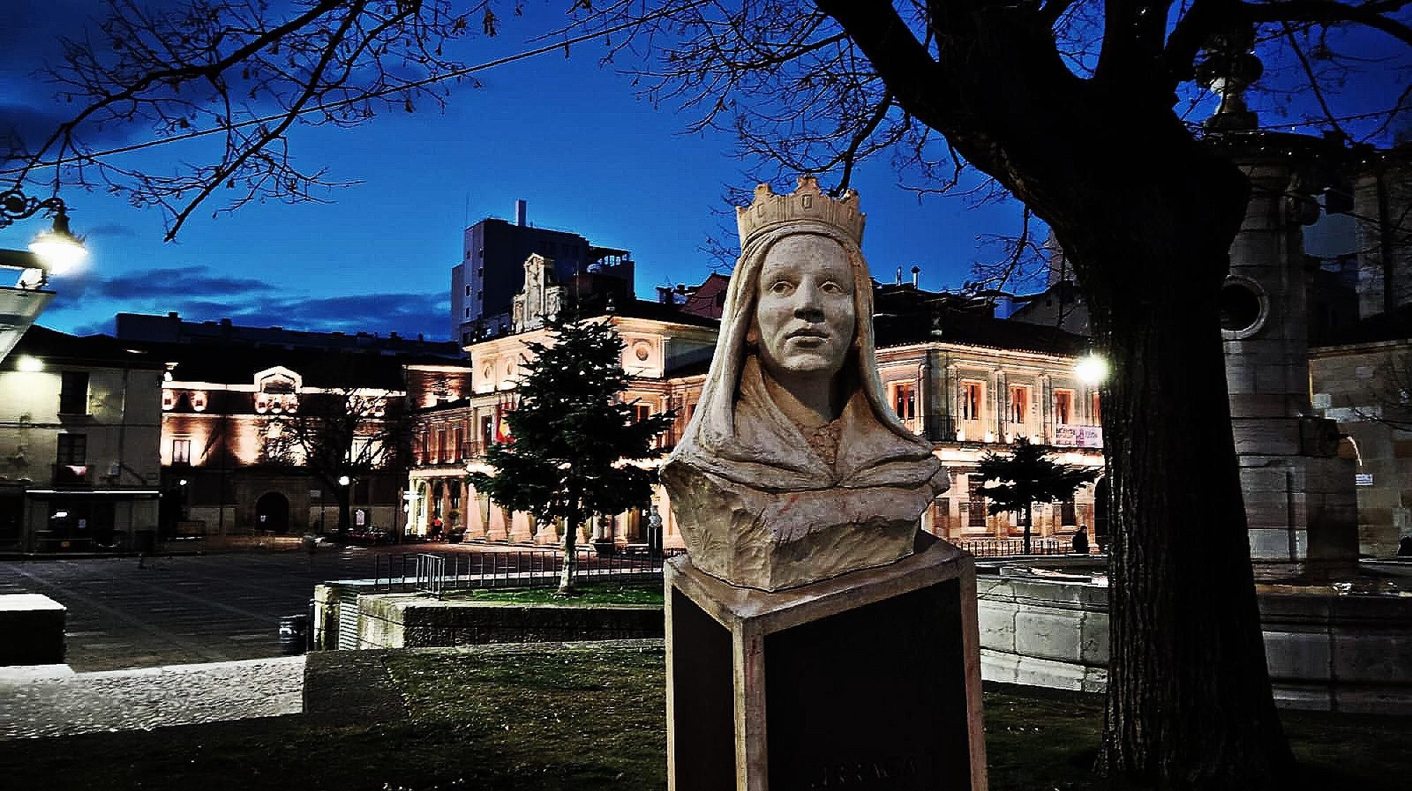 El busto de Urraca de León frente al Ayuntamiento Viejo, donde se presentará el libro, por la noche.