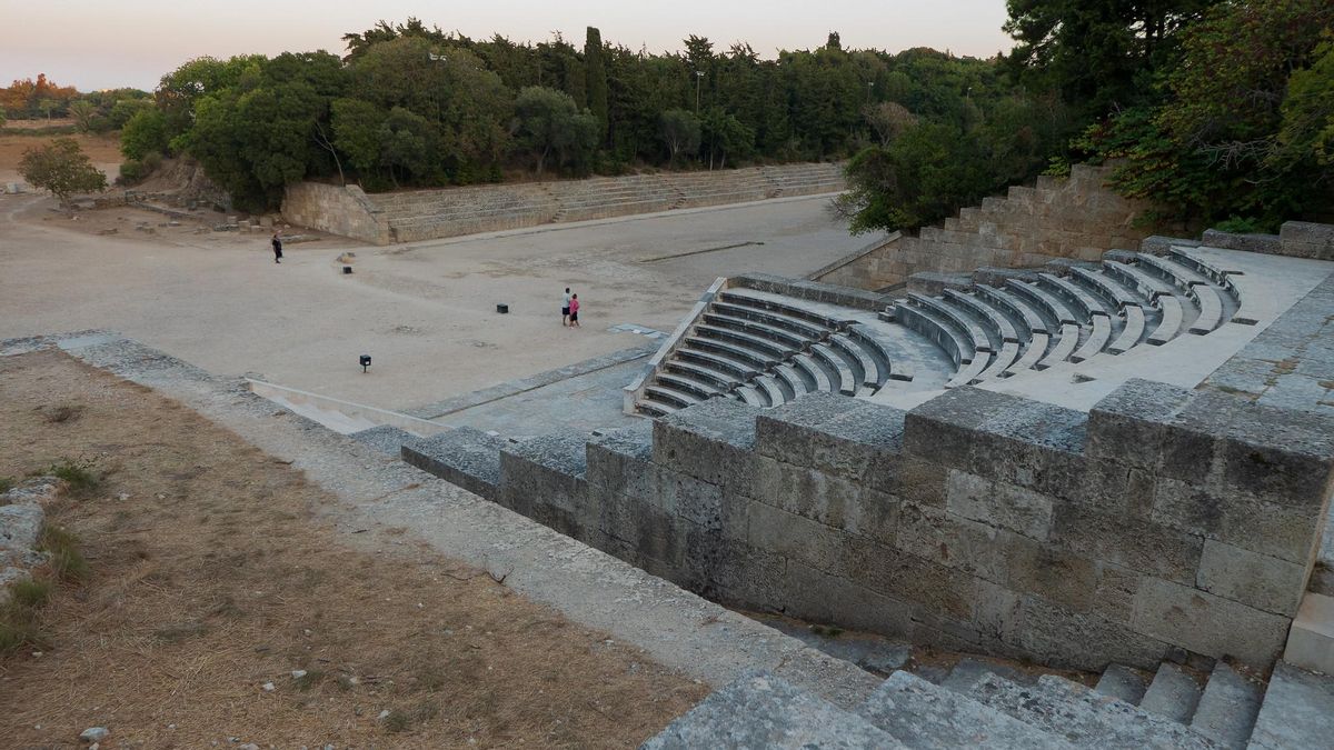 Odeón y el arranque del Estadio de la Acrópolis de Rodas.