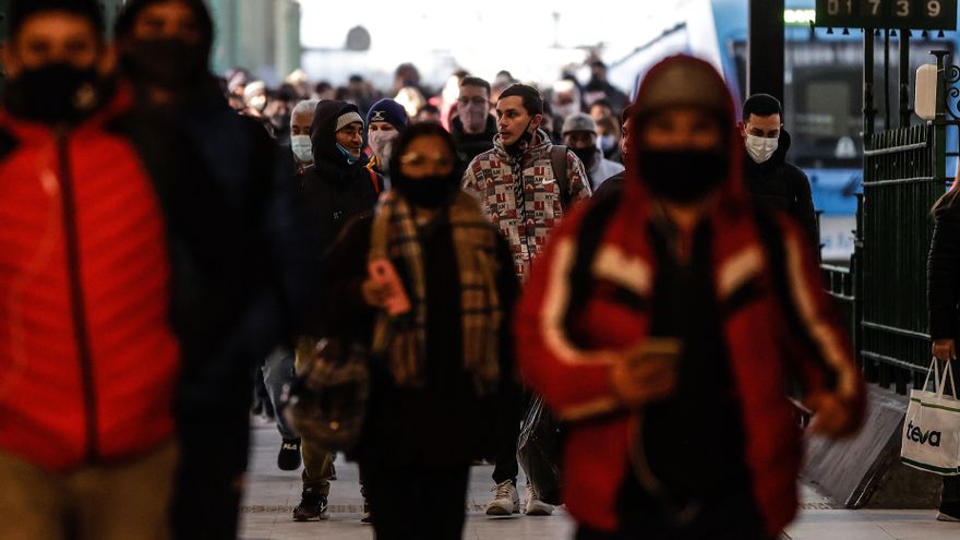 Fotografía de archivo de personas caminando por la Estacion Ferroviaria de Constitución en Buenos Aires, Argentina. EFE/Demian Alday Estévez