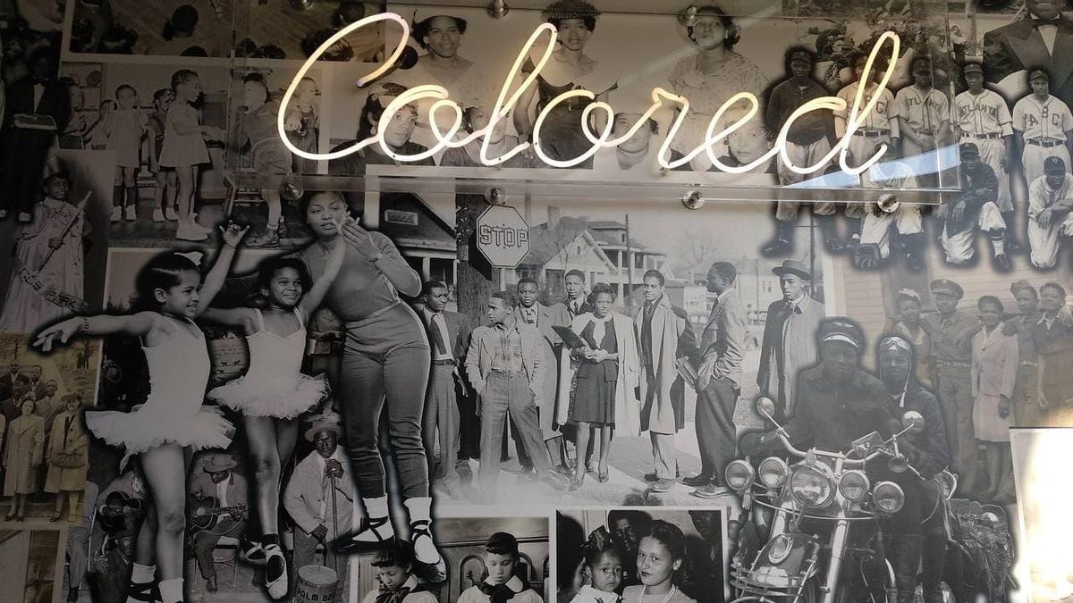 "Colored". Un pasillo a la entrada del Centro para los Derechos Civiles y Humanos muestra una parte para personas blancas y otra para "personas de color"