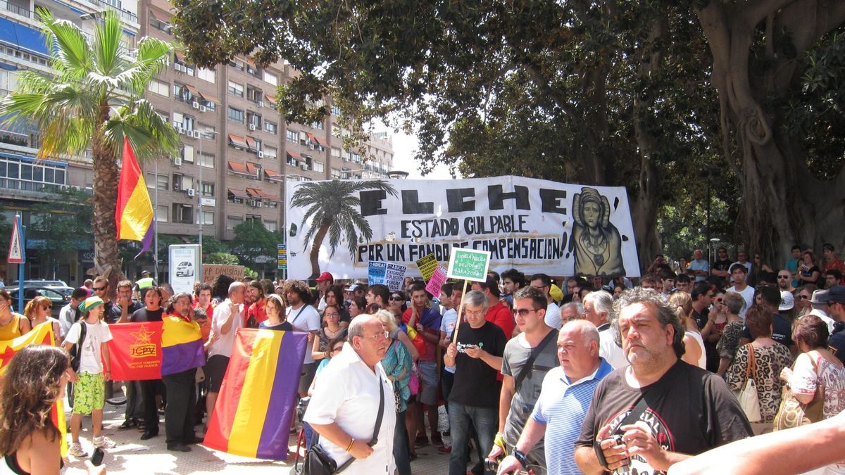 Pitidos y petardos durante los discursos de Rajoy y el Príncipe en la inauguración del AVE en Alicante