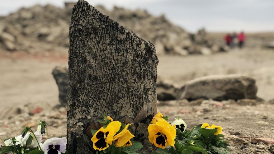 Flores frescas en una antigua plaza de Argusino, a modo de homenaje a quienes tuvieron que abandonar la localidad.