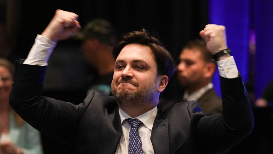 Según la empresa de Marra, Caputo haría dos devaluaciones en el corto plazo para que el dólar llegue a $1.000