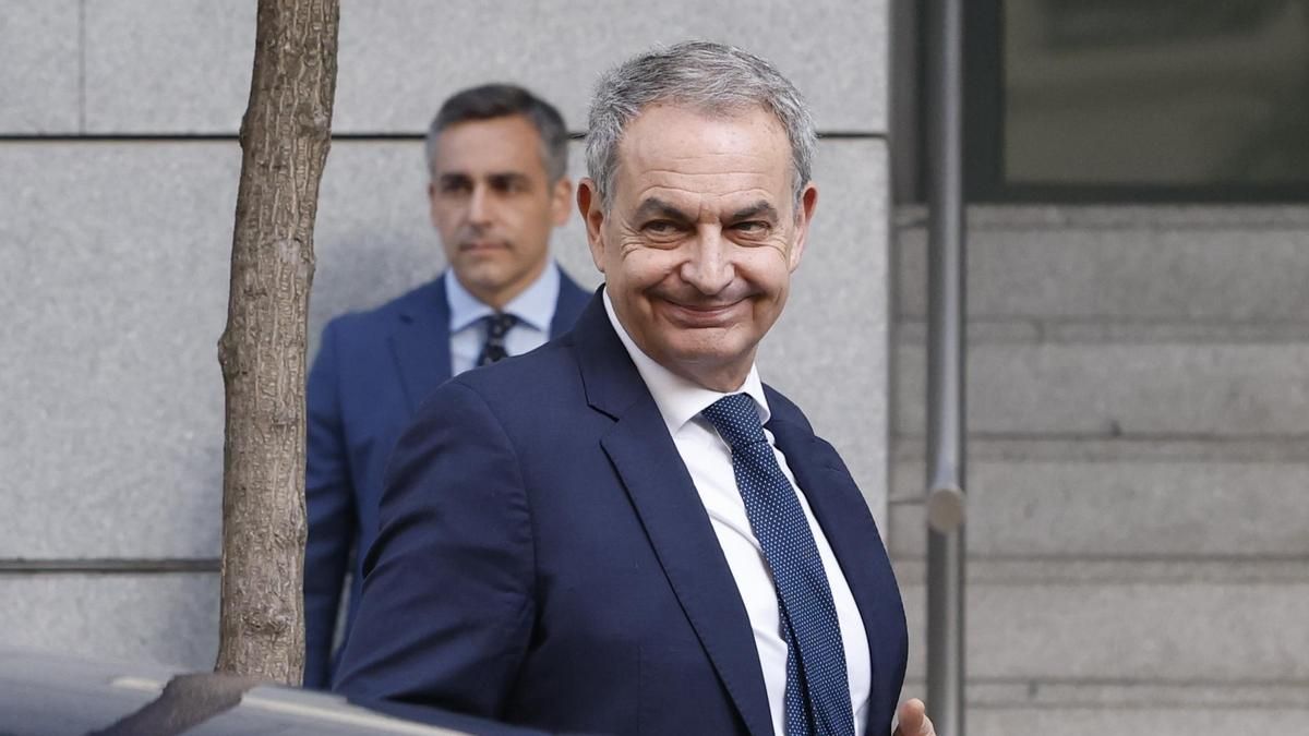 Imagen de archivo del expresidente del Gobierno José Luis Rodríguez Zapatero en la Audiencia Nacional para declarar como investigado por organización criminal, tráfico de influencias y falsedad en la causa sobre el préstamo a la compañía aérea Plus Ultra el pasado mes de junio. EFE/ J.J.Guillen