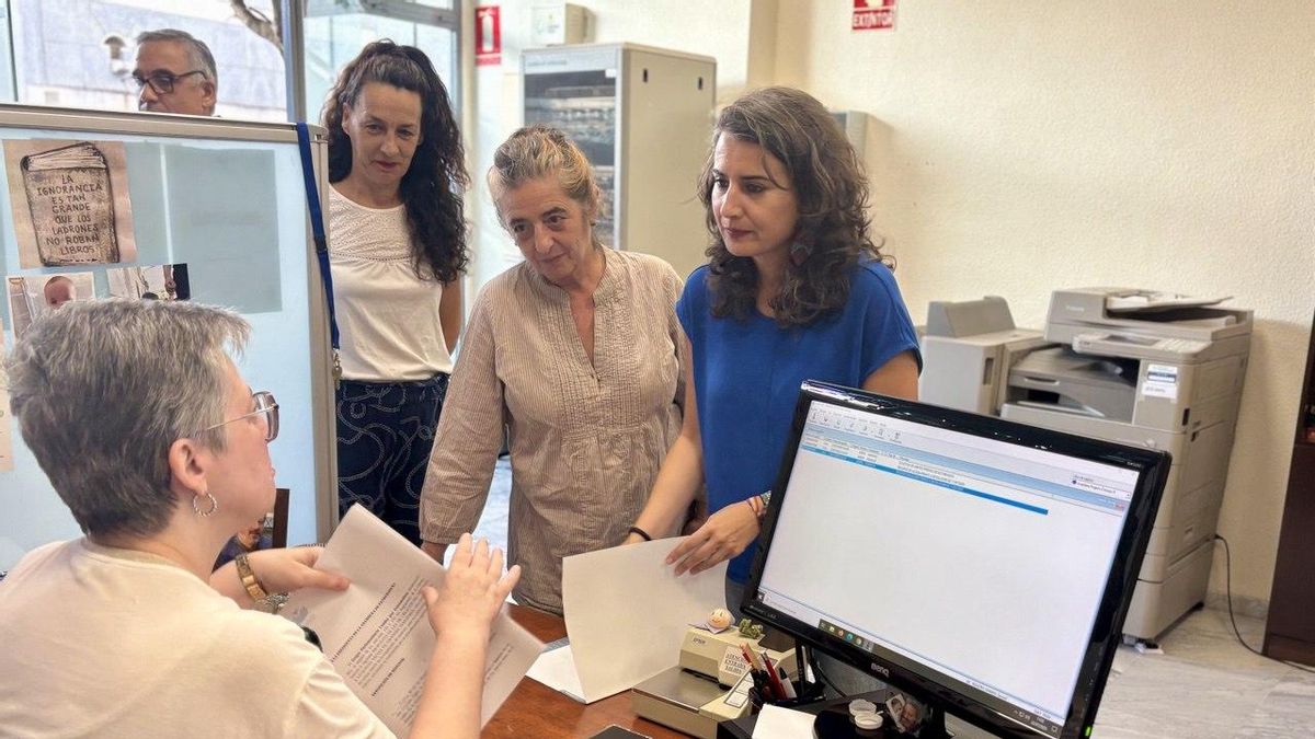 La portavoz de Unidas por Extremadura, Irene de Miguel, registra la propuesta en la Asamblea