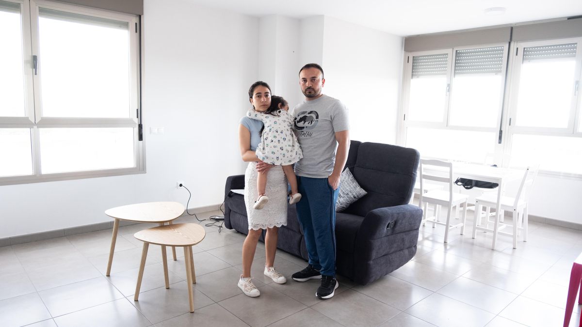 Andrés Eduardo, a la recerca de pis i feina, al pis on ha estat reallotjat temporalment amb la seua família.