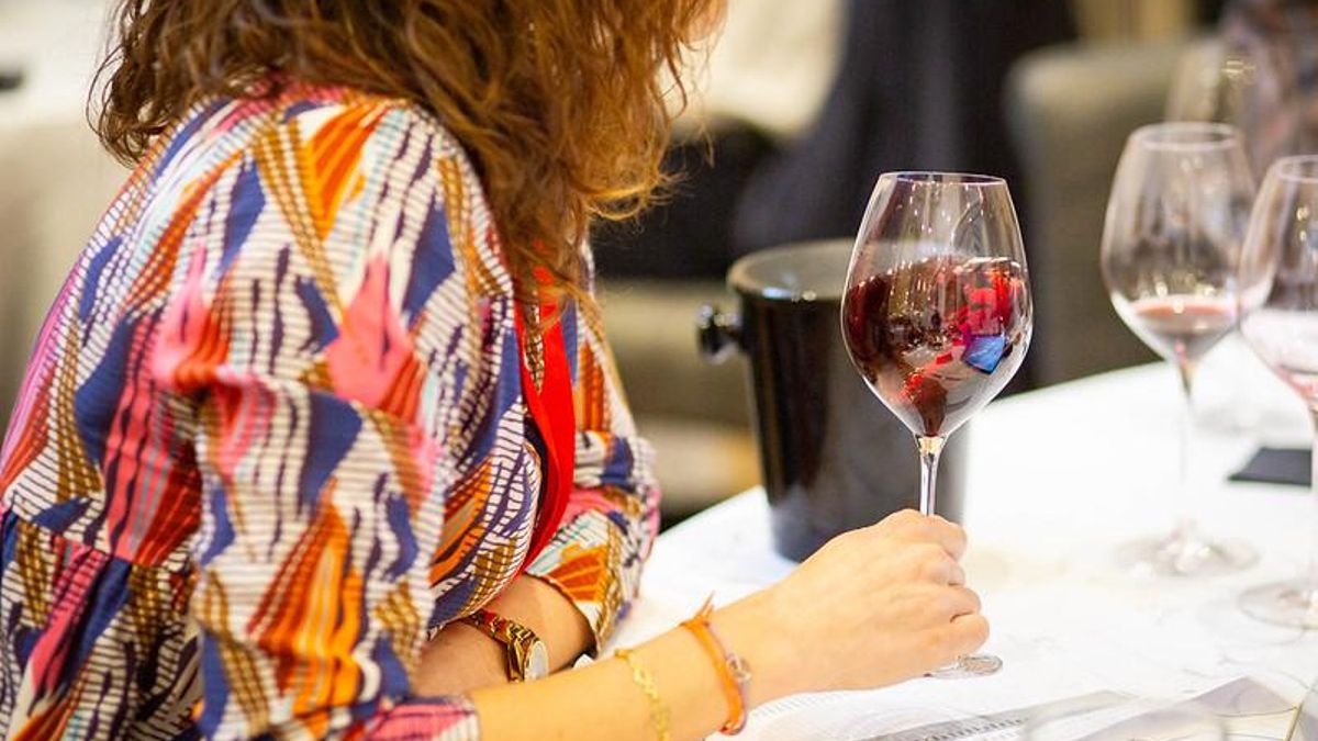 Una catadora. CONCURSO INTERNACIONAL DE VINOS BACCHUS