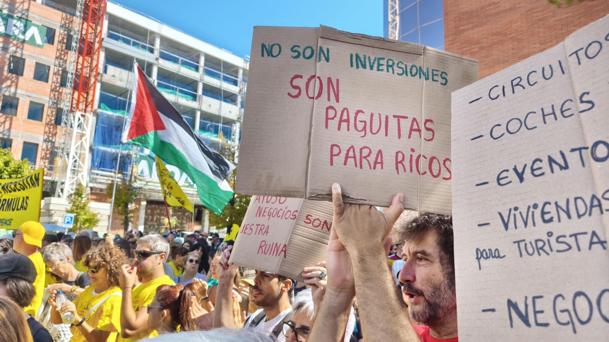 Algunas de las pancartas de los manifestantes este domingo.