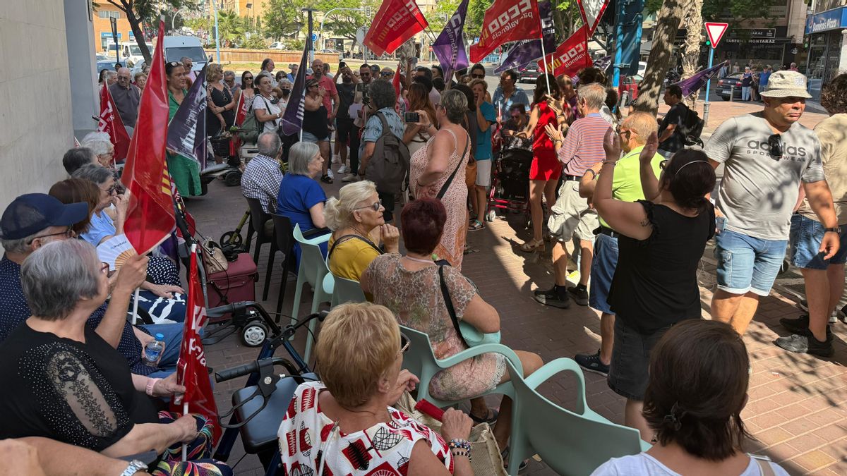 Un momento de la movilización de la plantilla del centro de día para mayores Plaza América de Alicante contra el cierre de la infraestructura.