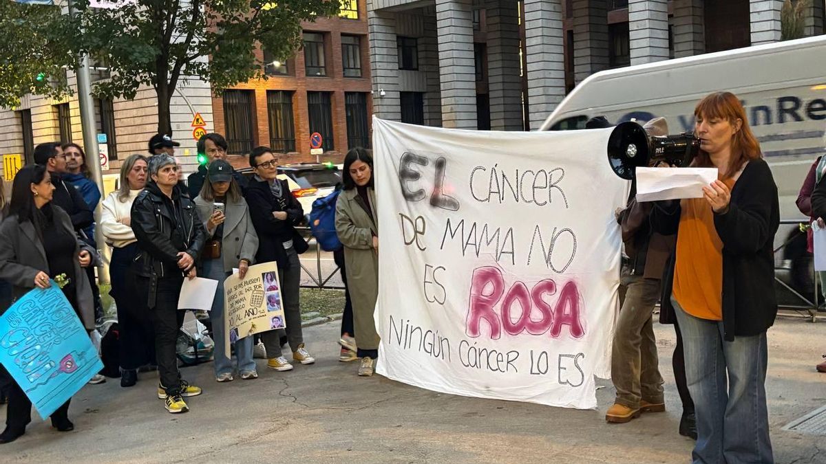Imagen de la concentración por el cáncer de mama frente al Ministerio de Sanidad.
