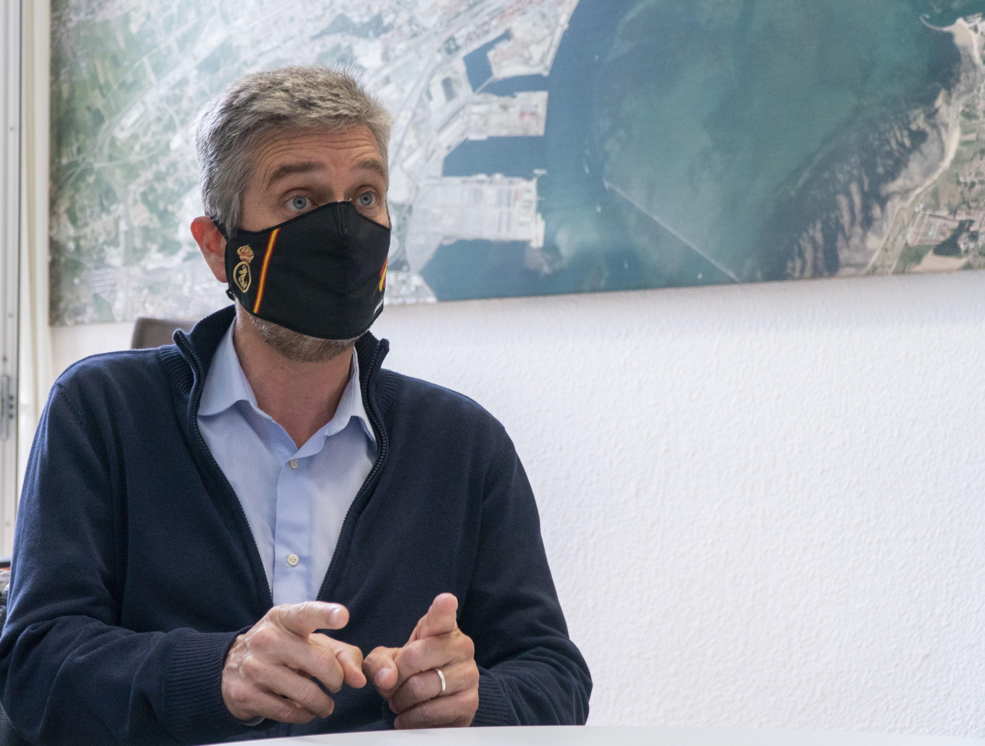 Ceruti, en su despacho, con un plano de Santander al fondo.