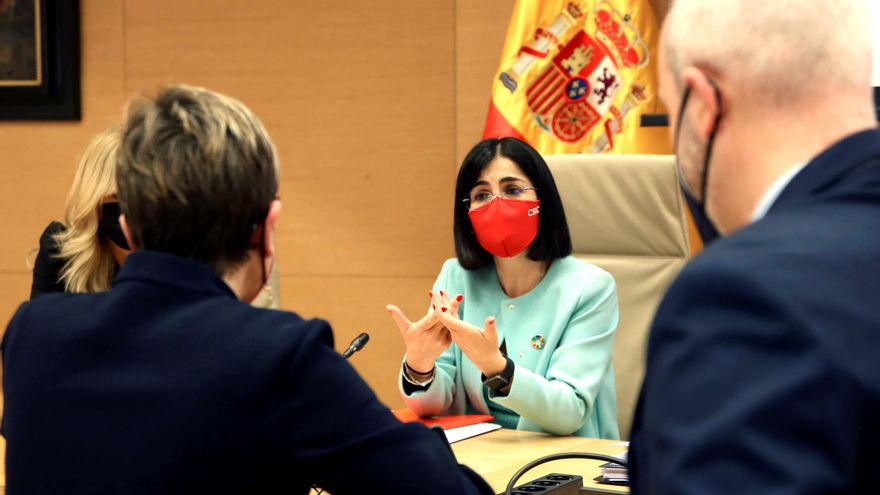 La ministra de Sanidad, Carolina Darias (c), comparece ante la Comisión de Sanidad y Consumo del Congreso para actualizar la información sobre la situación y las medidas adoptadas en relación a la pandemia, este jueves en Madrid. EFE/ Juan Carlos Hidalgo
