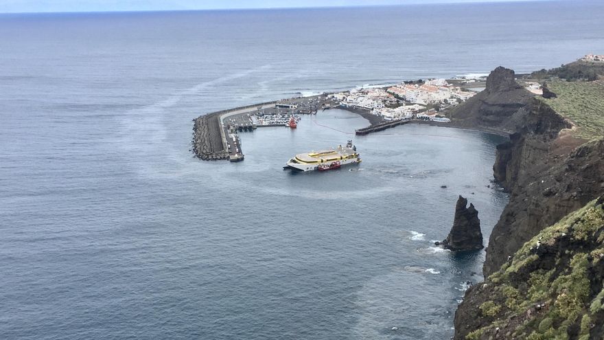 Puerto de Agaete, con el Bentago Express encallado en sus aguas