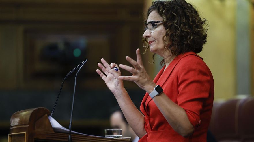 MADRID, 26/10/2022.- La ministra de Hacienda, María Jesús Montero, interviene este miércoles en el pleno del Congreso de los Diputados en el que se debatirá la primera jornada del debate de totalidad del proyecto de Presupuestos Generales del Estado de 2023.