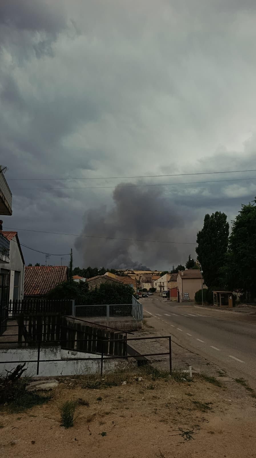 Columna de humo del incendio forestal de El Recuenco vista desde la localidad de Villanueva de Alcorón (Guadalajara),  18 kilómetros del punto de origen