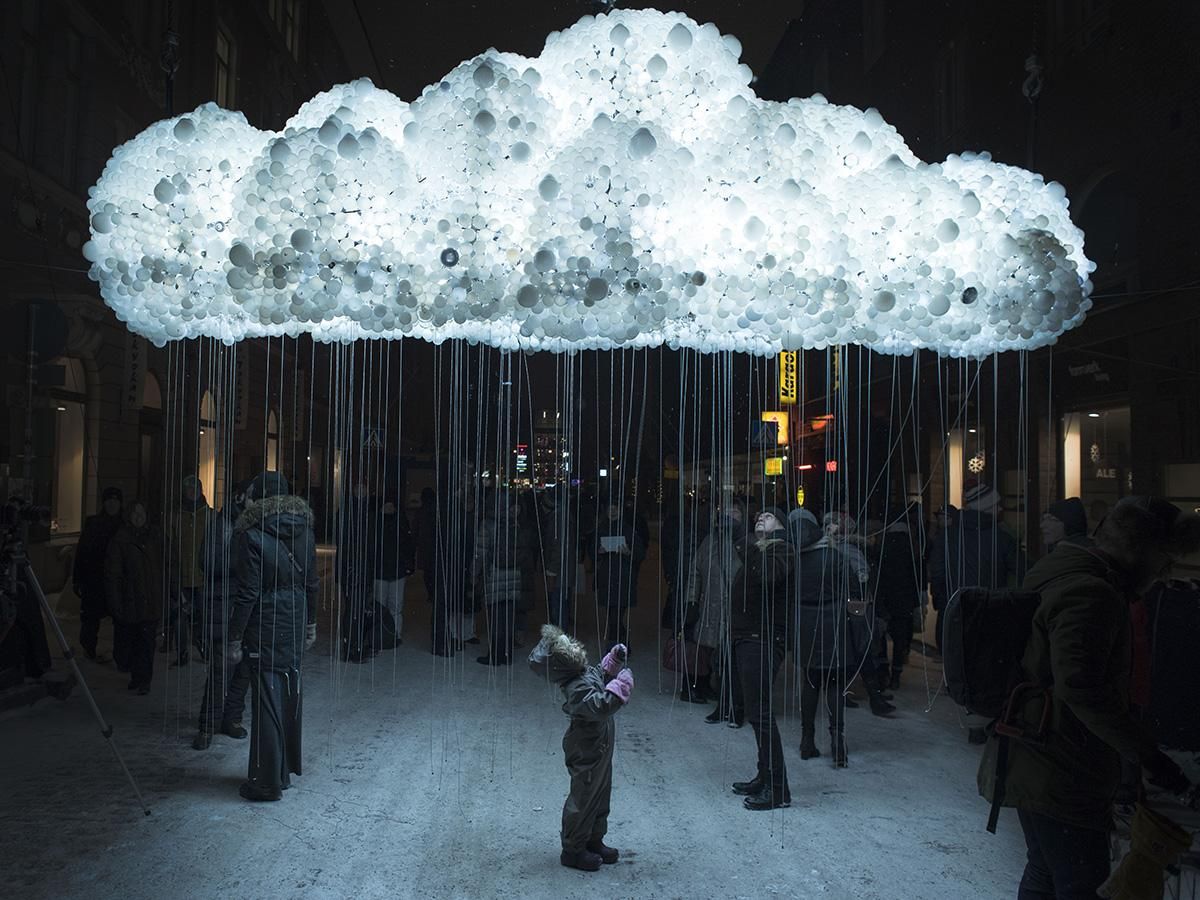 Una niña juega con una nube realizada dentro de una instalación en el festival Lux Helsinki 2016. Javier Díaz Villán.