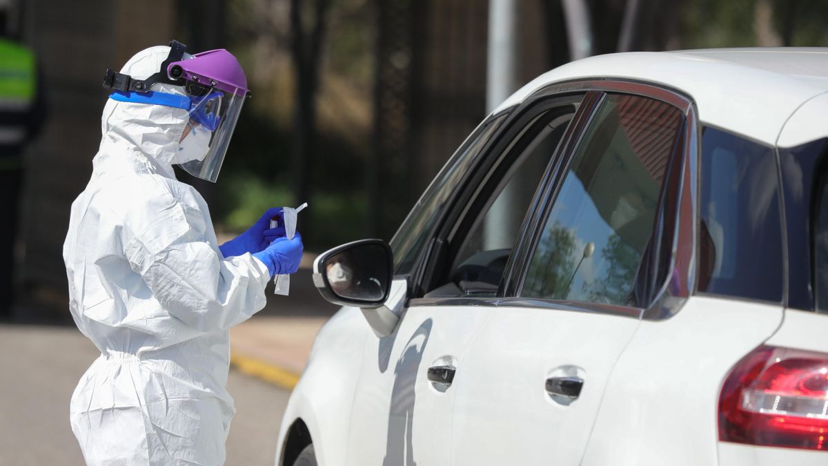 En el antiguo hospital militar de Sevilla, se están realizando test desde el coche de la prueba del coronavirus. Sevilla a 23 de marzo del 2020