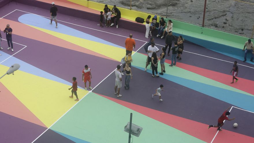 Arte multicolor del colectivo español Boa Mistura revitaliza cancha de fútbol en Panamá