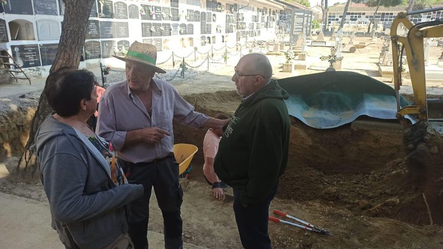 “Mi tío y mi abuelo están en esta zanja”: cuatro semanas por delante para exhumar en Ejea la mayor fosa de Aragón