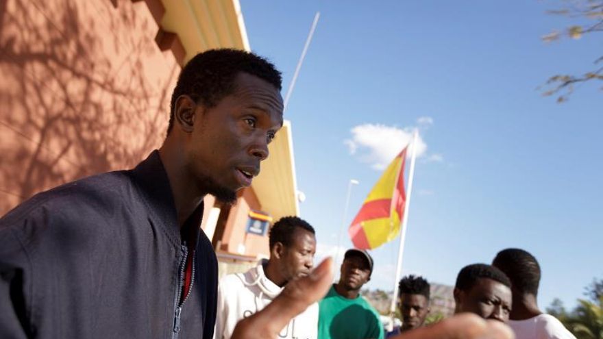 Mohamed Kargbo, de Sierra Leona (i), uno de las 57 personas inmigrantes alojadas en el Centro de Internamiento Temporal de Extranjeros CITE situado en la Comisaría de Policía Nacional de Las Américas, habla con la Agencia Efe y solicitan una oportunidad para viajar a la península o a otros países europeos donde tienen familiares que los podrían acoger.