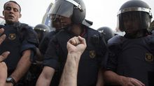Jordi Arasa, a la izquierda y sin casco, durante el operativo de desalojo del 15M en 2011