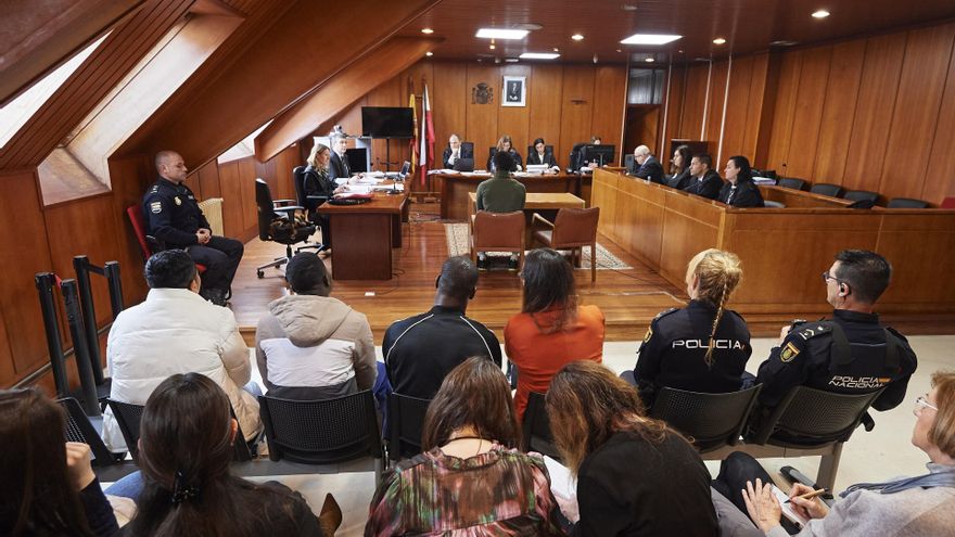 Los acusados durante el juicio por una violación grupal en Santander.