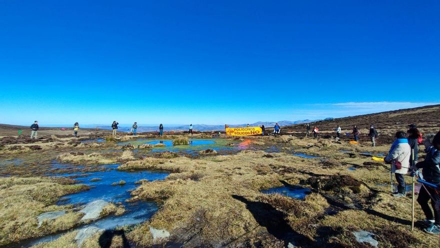 'Abrazar' el humedal para "visibilizar la destrucción" por las obras del polígono eólico El Escudo: "Ya no es reconocible"