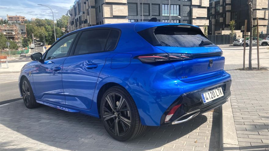 El 308 está disponible en su tercera generación en dos variantes híbridas enchufables, de 180 y 225 CV.