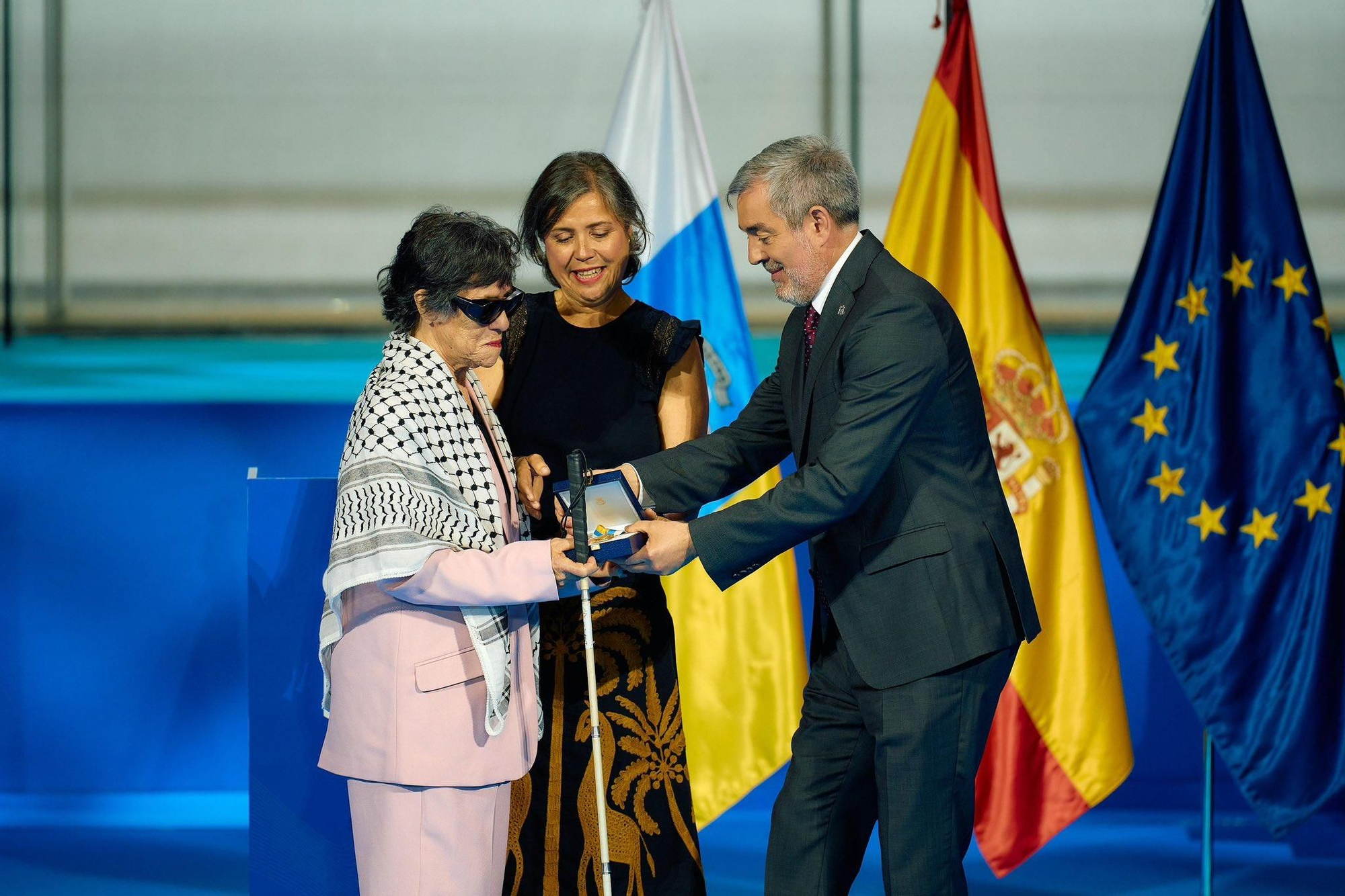 La palmera Aralda Rodríguez ha recibido título póstumo la Medalla de Oro de Canarias recogida por su hija Rosa Rodríguez (centro).