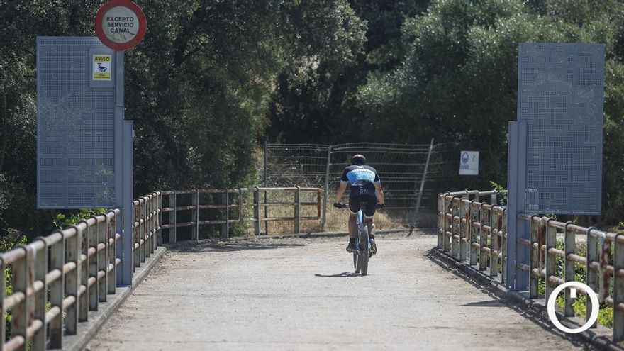 Vuelven a arrancar la cancela que cortaba el paso en el camino del canal del Guadalmellato