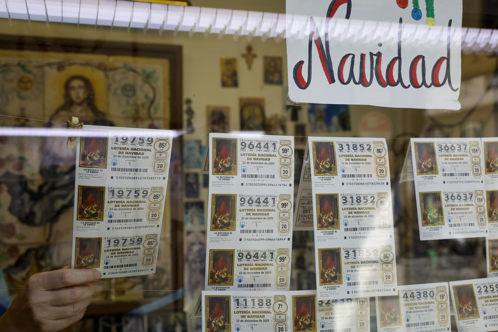 Cuando quedan solo tres días para el sorteo de Navidad, se multiplican en los grupos de whatsapp de familias, amigos y compañeros de trabajo las fotos de décimos, los mensajes del tipo 'vamos a medias' y las capturas de bizum, pero si el 22 de diciembre la suerte les sonríe, ¿tiene valor legal todo eso?. EFE/Ana Escobar