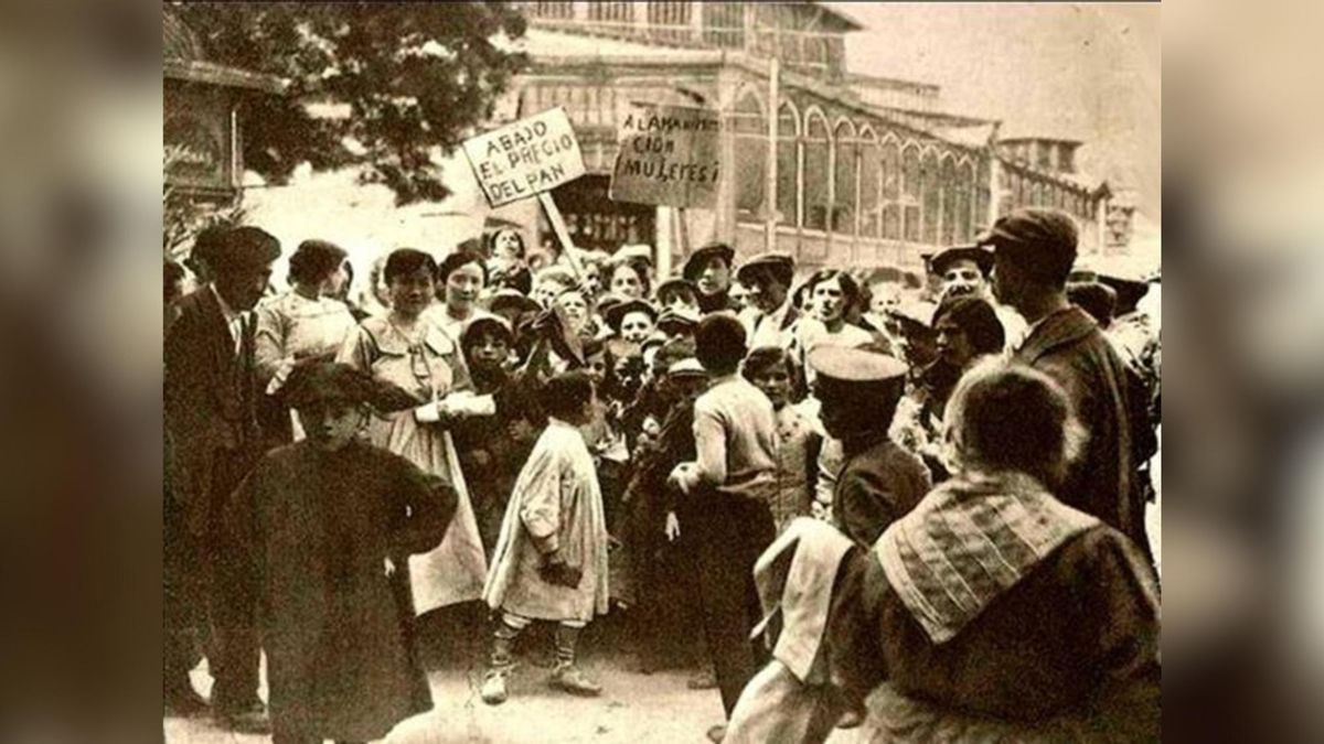 Manifestación de mujeres contra la subida del pan en Madrid en 1914. Estas protestas eran frecuentes también en esa época en Guadalajara.