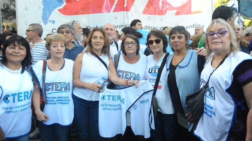 Salario docente: el Gobierno fijó el sueldo mínimo en $500.000 sin el aval de los gremios