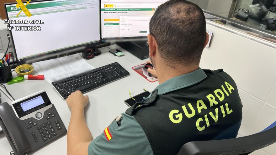 Archivo - Un agente de la Guardia Civil.