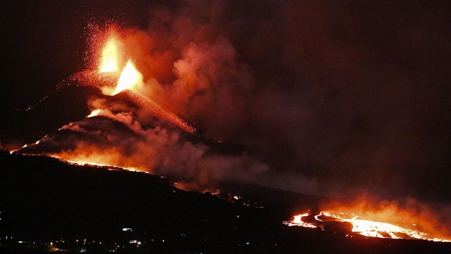 Volcán de La Palma en la madrugada del jueves 21 de octubre. (ALEJANDRO RAMOS)