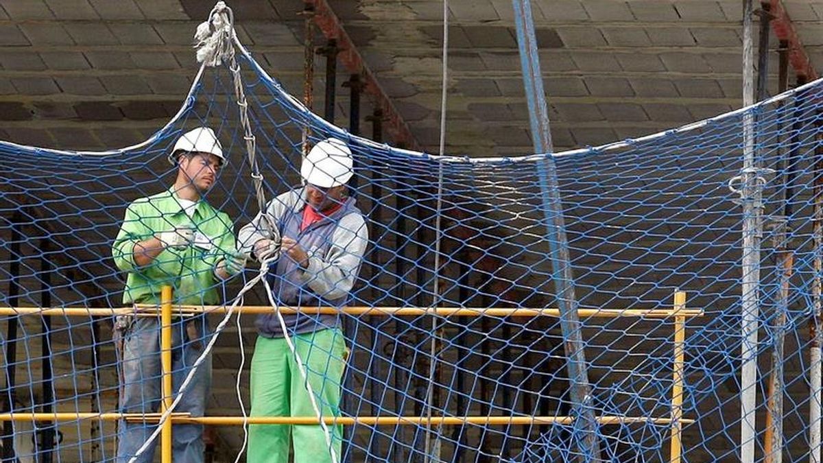 Dos operarios trabajan en una obra antes de la declaración del estado de alarma. |